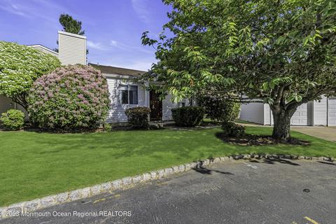18 Woodmere Ct, Freehold, NJ 07728