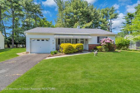 32 Brian Ct, Toms River, NJ 08757