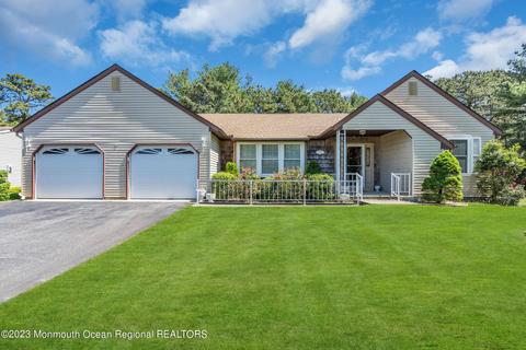 2 Brockton Ct, Whiting, NJ 08759