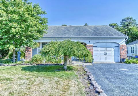 42 Flintshire Ter, Manchester, NJ 08759