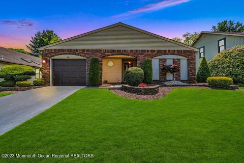 28 Clubhouse Ln, Marlboro, NJ 07746
