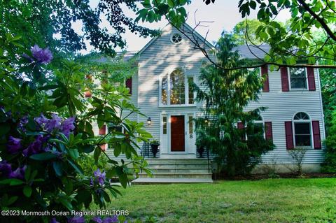 8 Golden Way, Farmingdale, NJ 07727