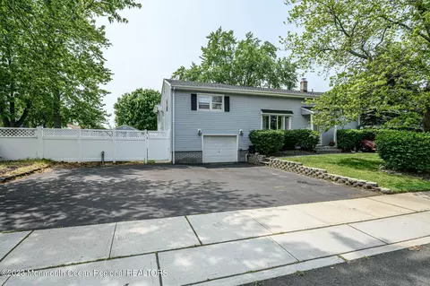 4 Lynn Blvd, Hazlet, NJ 07730