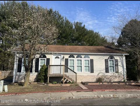 5 Snow Chief Ct, Howell, NJ 07728