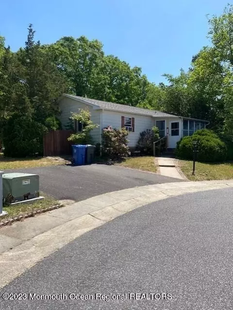 19 Edgewood Ct, Toms River, NJ 08755