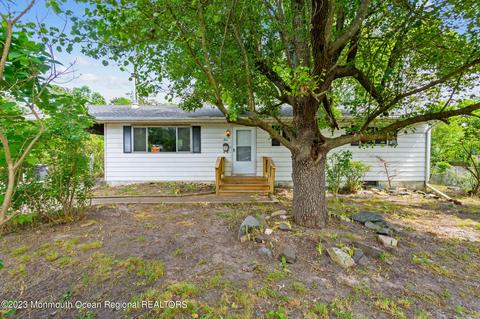 5 Garden Ct, Toms River, NJ 08757