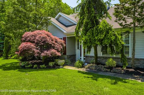 74 Skyline Dr, Lakewood, NJ 08701