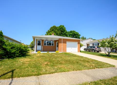 8 San Juan Ct, Toms River, NJ 08757