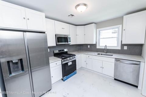 192 Torrey Pines Dr, Toms River, NJ 08757