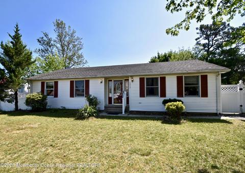 1212 Middlesex St, Toms River, NJ 08757