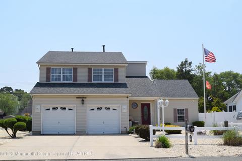 209 Clearwater Dr, Forked River, NJ 08731