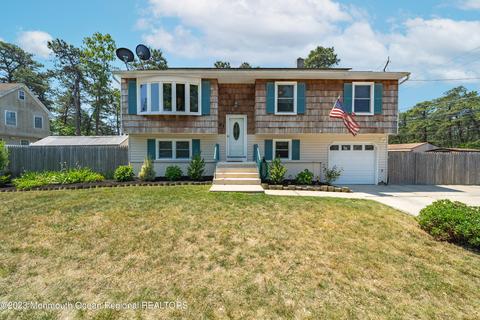 61 Spruce St, Beachwood, NJ 08722
