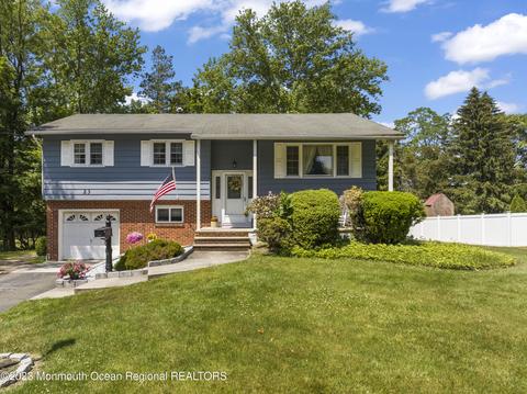 23 Holiday Rd, Manalapan, NJ 07726