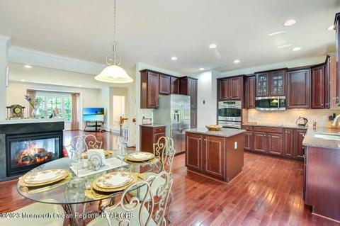 65 Pate Dr, Middletown, NJ 07748