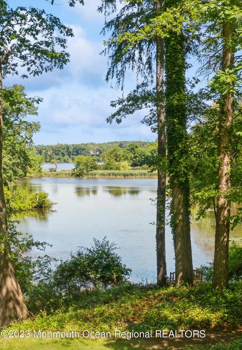 383 River Rd, Fair Haven, NJ 07704