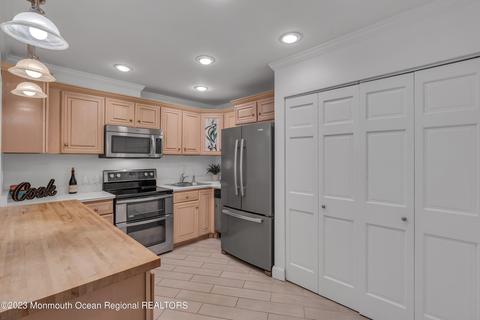 62 Manchester Ct, Red Bank, NJ 07701