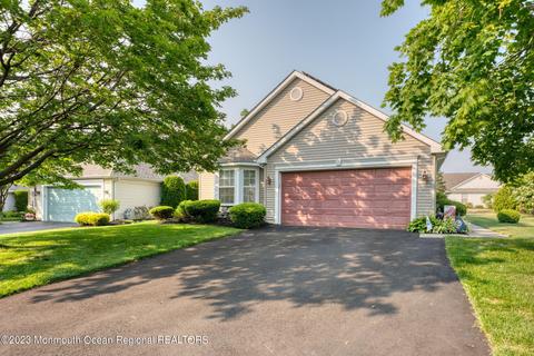 86 Rosewood Dr, Lakewood, NJ 08701