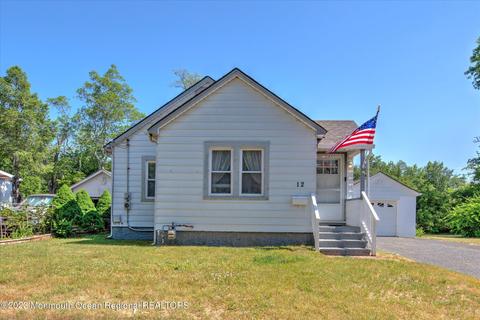 12 W Dey St, Englishtown, NJ 07726