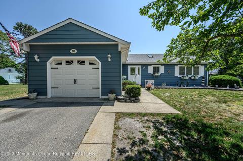 18 St Tropez Ct, Toms River, NJ 08757