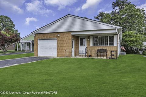16 Palermo Ct, Toms River, NJ 08757