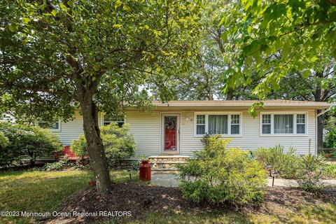 92 Manhattan St, Jackson, NJ 08527