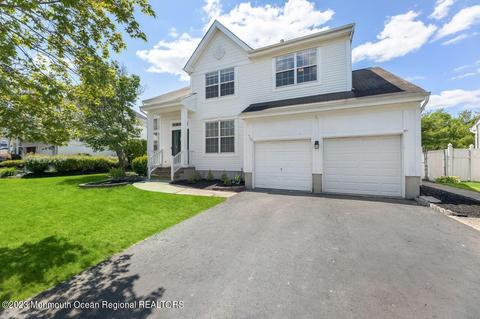 3 Edinburg Cir, Matawan, NJ 07747