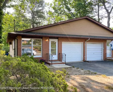 31 Sycamore Rd #10, Manahawkin, NJ 08050