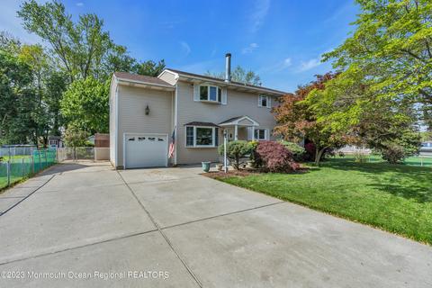 8 Willow Brook Rd, Freehold, NJ 07728