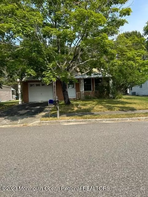 10 Canterbury Ln, Toms River, NJ 08757
