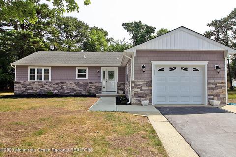 11 Madera Ct, Toms River, NJ 08757