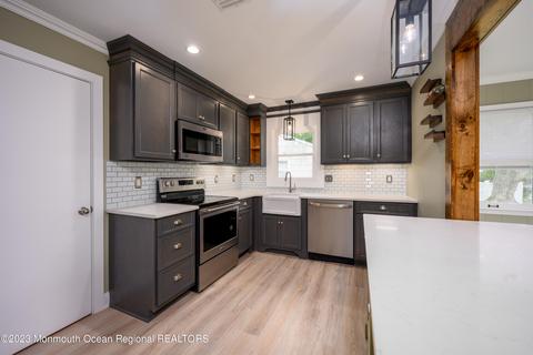 8 Down Ct, Toms River, NJ 08757