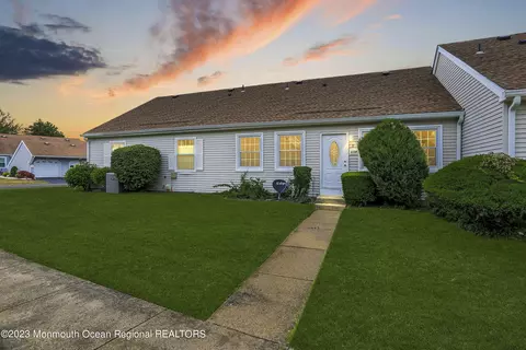 109 Henley Ct #B, Freehold, NJ 07728