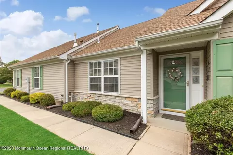43 Strawberry Ln, Lakewood, NJ 08701