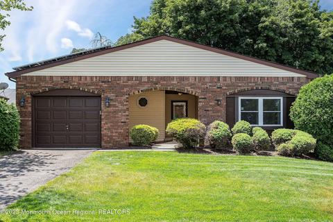 33 Lansdale Dr, Marlboro, NJ 07746
