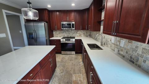 11 Cottingham Dr, Monroe, NJ 08831