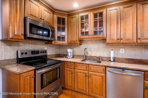7 Valley Stream Dr #B, Whiting, NJ 08759