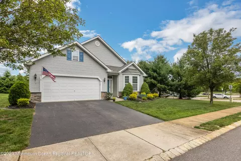 705 Hollybrook Ln, Whiting, NJ 08759