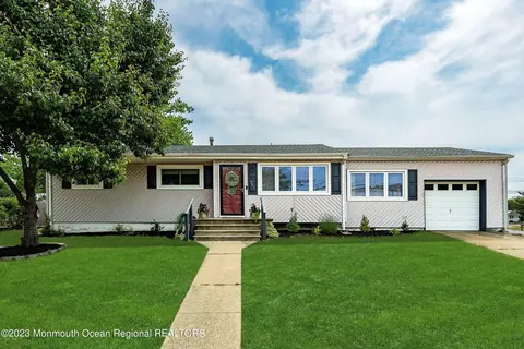 951 Egret Dr, Toms River, NJ 08753