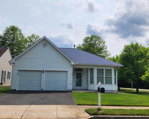 4 Sunflower Ln, Brick, NJ 08724
