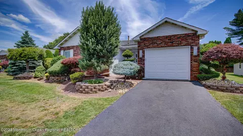10 Lesley Dr, Marlboro, NJ 07746