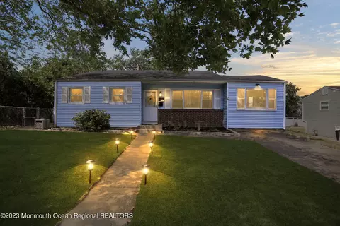 8 Oakwood Dr, Hazlet, NJ 07730