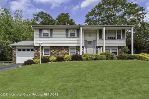 7 Iris Dr, Jackson, NJ 08527