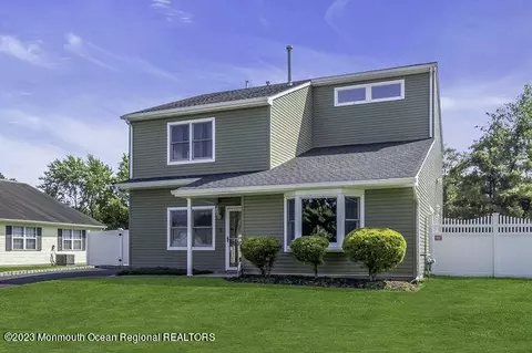 17 Colonial Dr, Tinton Falls, NJ 07753