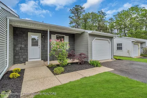 20 Chelsea Dr, Whiting, NJ 08759