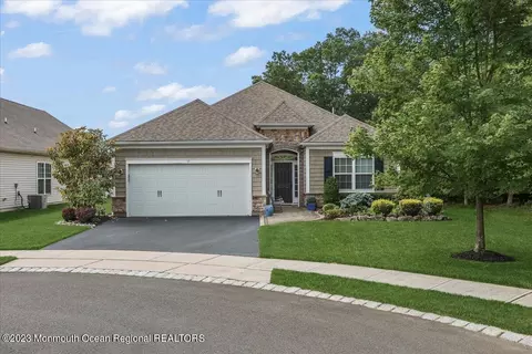 19 W Rossini Ct, Farmingdale, NJ 07727