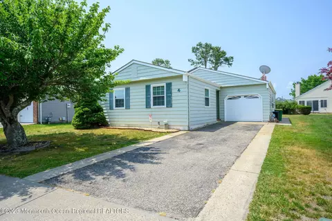 4 Leighton Ct, Toms River, NJ 08757