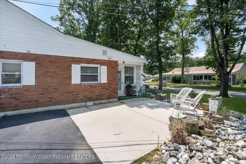 8 Cedar St # B, Toms River, NJ 08757