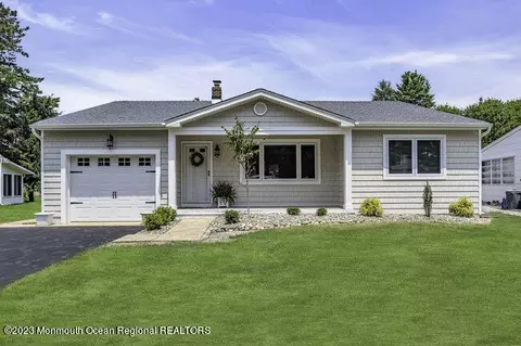 16 Crescent Dr, Toms River, NJ 08757