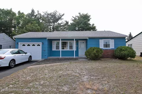 39 Stanford Dr, Toms River, NJ 08757