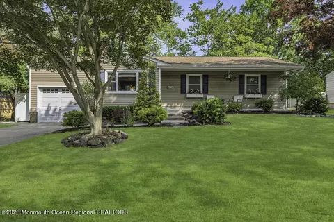10 Blossom Cir E, Middletown, NJ 07748